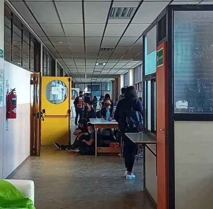 UNPSJB: por falta de espacio los estudiantes toman clases en los pasillos