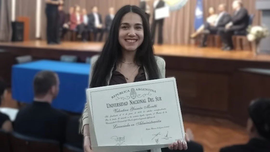 Graduados y graduadas de 15 unidades académicas recibieron sus títulos en el paraninfo mayor de la universidad