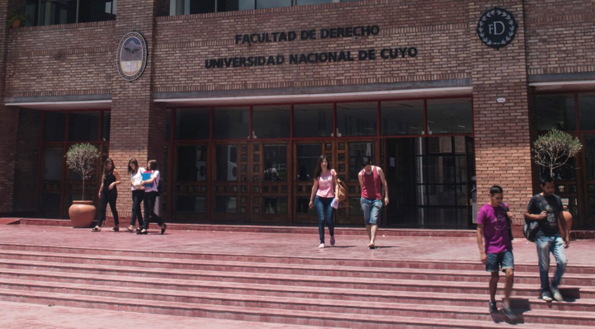 Ingreso a la UNCUYO 2026: Derecho abrió sus inscripciones