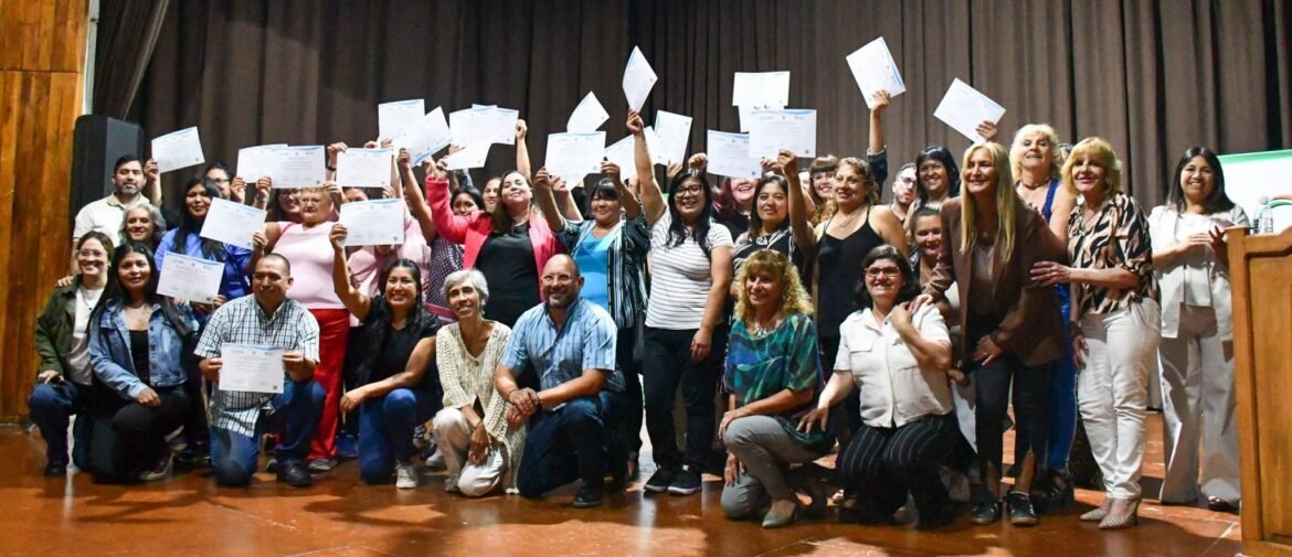 Universidad del Chubut: Más de 35 personas recibieron sus certificados del Curso de Formación de Cuidadores Domiciliarios