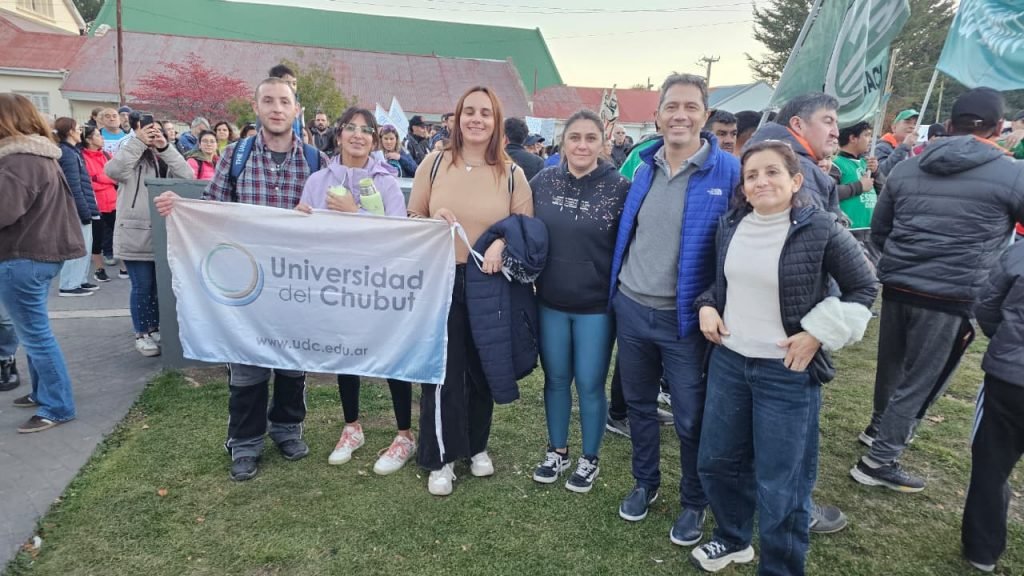 La Universidad del Chubut marchó en defensa de la educación pública